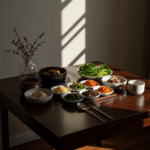 어두운 나무 식탁 위, 신선한 채소와 곡물이 풍성한 다채로운 전통 사찰음식(비빔밥, 반찬). 건강하고 정갈한 모습.
